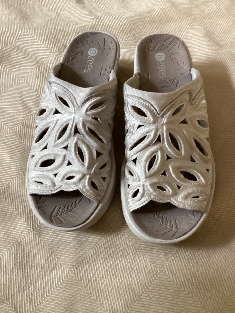 Bzees Susie Sand Shimmer Slides. 7.5 Wide